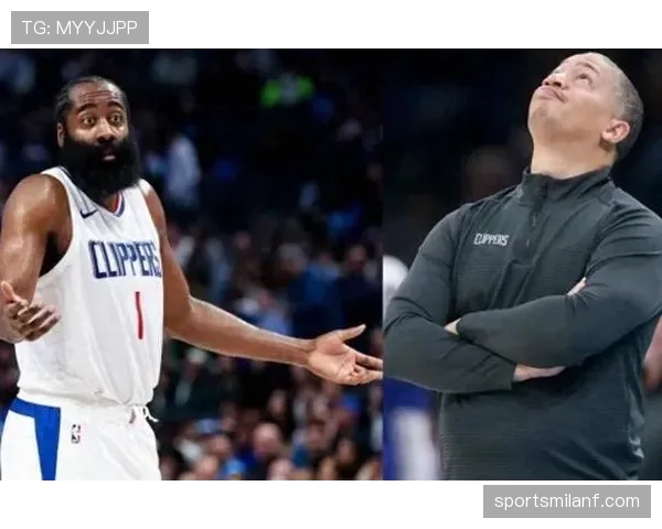 克鲁伊夫回撤接应主导进攻，战术核心角色重塑比赛节奏